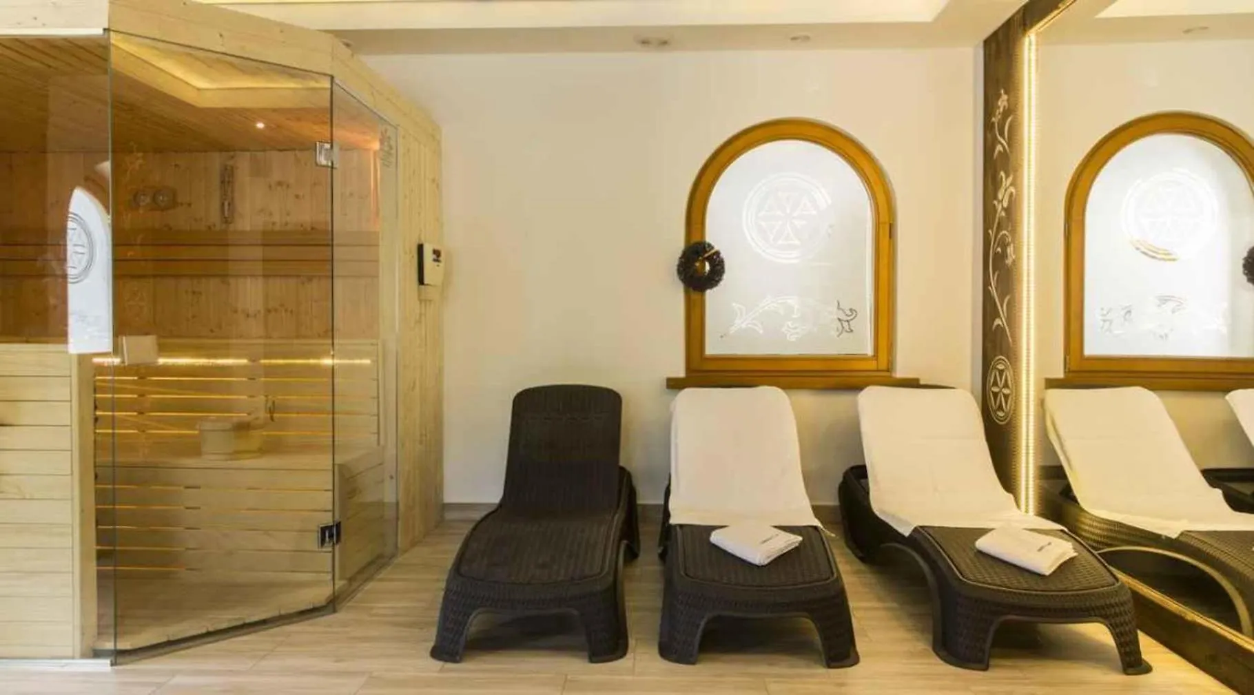 アパート Famixdom Zakopianskie Tarasy Jacuzzi&Sauna Centrum ザコパネ